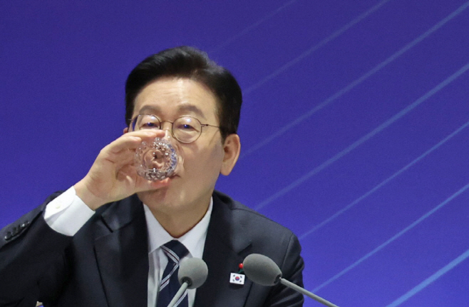 물 마시는 이재명 대통령