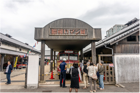 ‘쇼와로망구라’ 본네트 버스