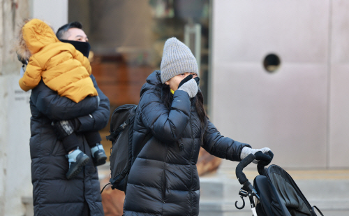 '숨막히는 한국 추위'<YONHAP NO-3049>