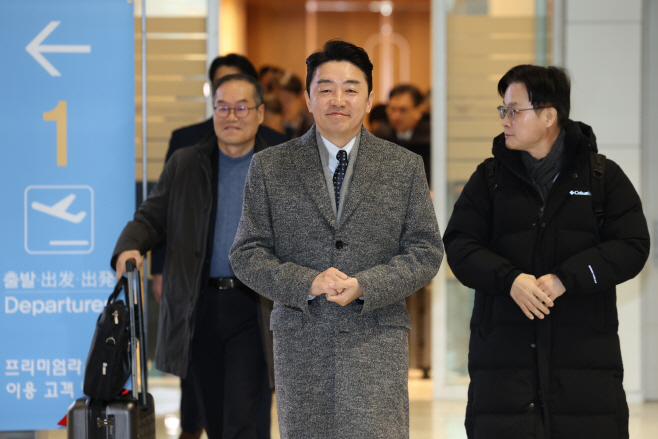 '전략경제협력 대통령 특사' 강훈식 비서실장, 캐나다로 출국
