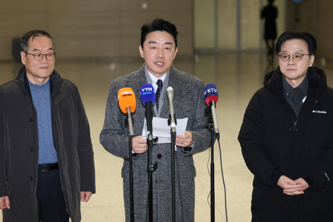 '전략경제협력 대통령 특사' 강훈식 비서실장, 캐나다로 출국
