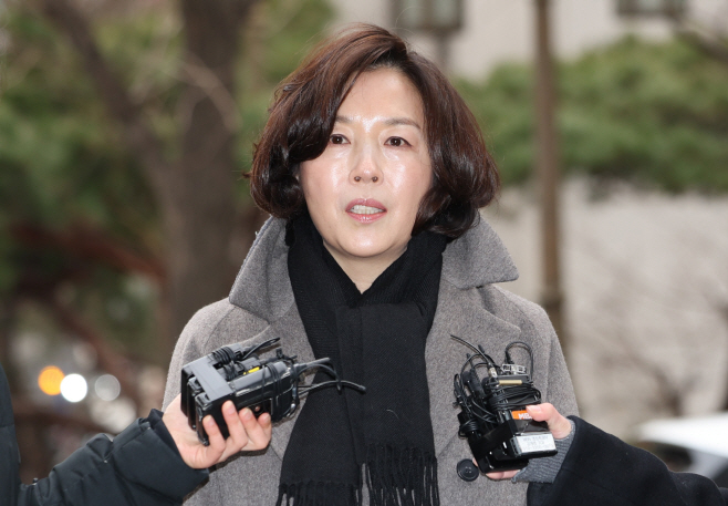 취재진 질문에 답변하는 김경 시의원