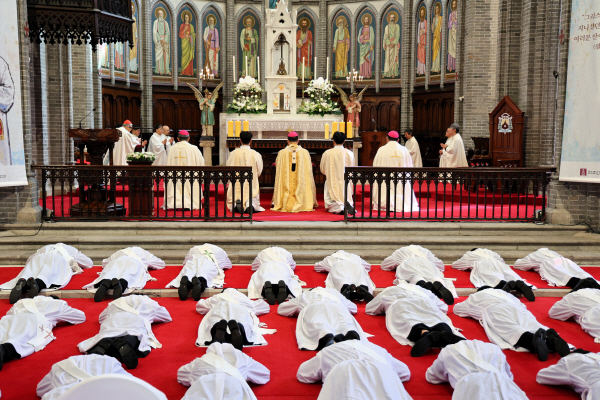 ⓒ천주교 서울대교구 25_0207_사제 서품식_0148