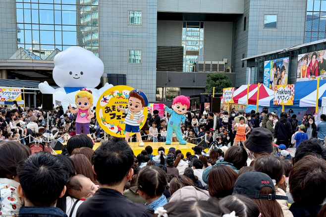 더핑크퐁컴퍼니의 일본 아소비 마나비 페스타에서 진행한 '베베핀' 공연 현장