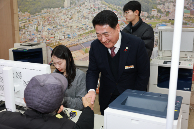 1. 영동군  민생안정지원금 신청 ‘첫날부터 북적’… 1인당 50만 원 선불카드 지급 (3)