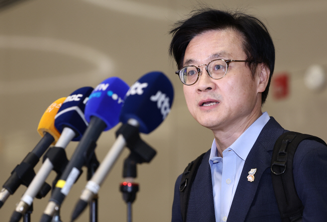 취재진 질문에 답하는 김정관 산업통상부 장관<YONHAP NO-4746>