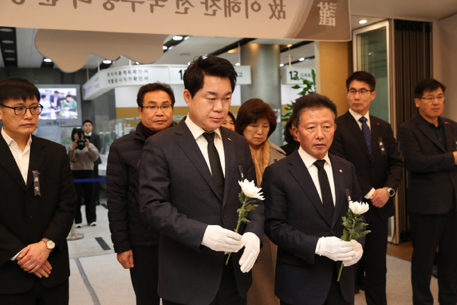 사진 1. 고 이해찬 전 총리 분향소를 찾아 합동 분향에 참여한 박준희 관악구청장