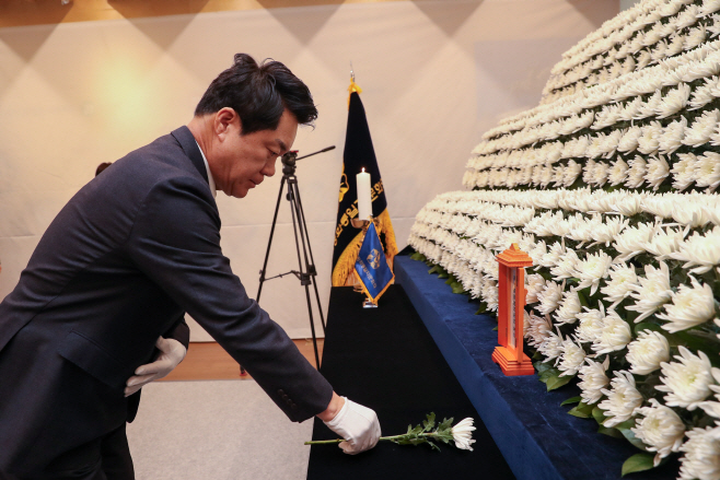 고(故) 이해찬 전 총리 분향소 조문하는 박준희 관악구청장