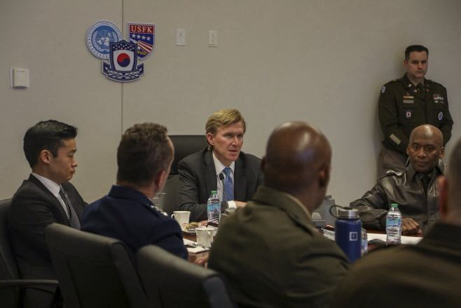 캠프 험프리스 방문한 엘브지 콜비 미국 국방부 정책담당 차관