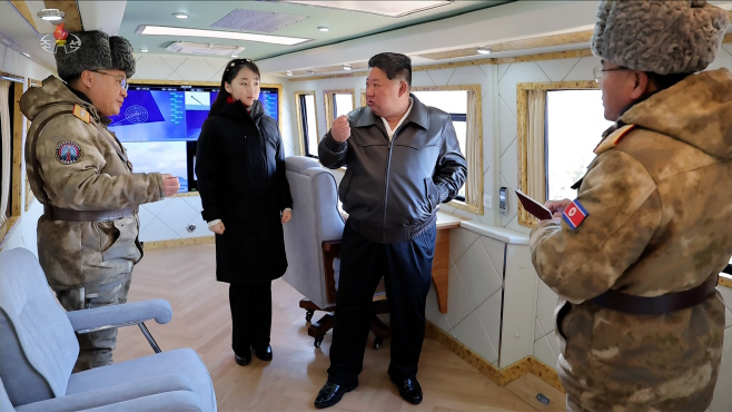 김정은, 딸 주애와 대구경 방사포 시험사격 참관<YONHAP NO-2325>