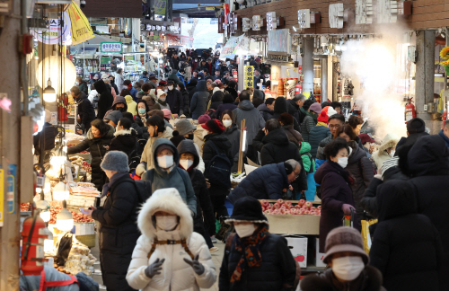 강추위 속 전통시장 찾은 시민들<YONHAP NO-3697>