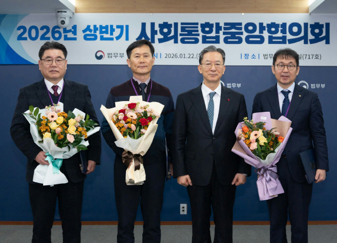 표창 수상 사진(맨우측 이영찬 원장)