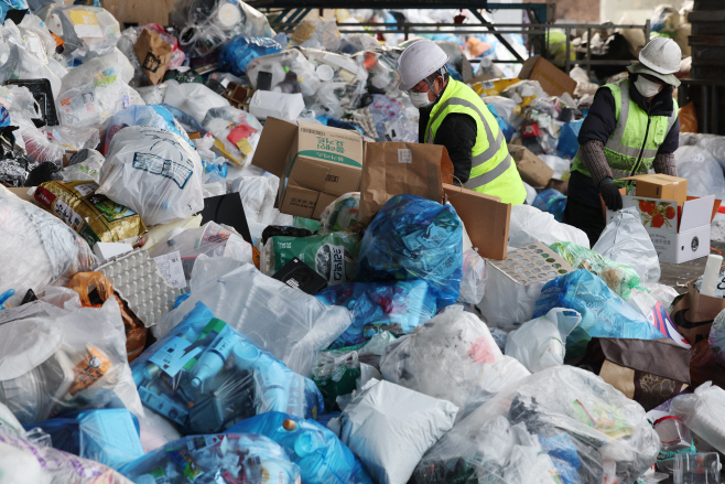 재활용 선별장에 쌓인 쓰레기 더미<YONHAP NO-4183>