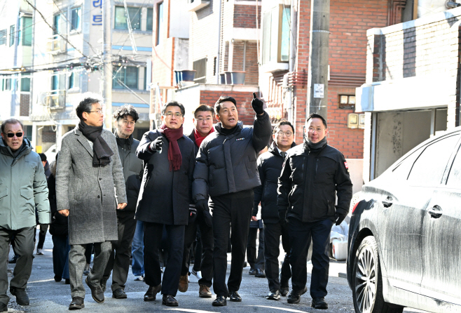 사진4. 오세훈 서울시장이 28일(수) 양천구 신정4구역과 신정동 1152번지 일대를 찾아 정비사업 대상지 주택을 살펴보고 있다.