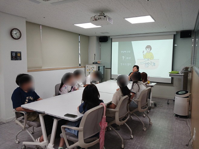 ‘양육자와 함께하는 또래끼리 성교육’을 받고 있는 청소년들