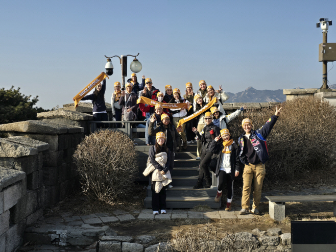 (사진2) 2026년 서울색 ‘모닝옐로우’ 소품을 장착한 외국인 등산객들