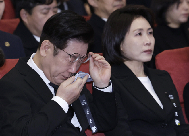 눈물 닦는 이재명 대통령<YONHAP NO-1505>