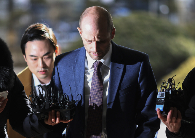 경찰 출석하는 로저스 쿠팡 한국 임시 대표<YONHAP NO-4072>