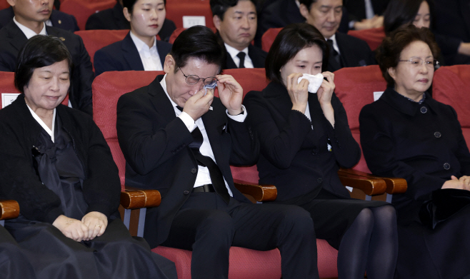 눈물 닦는 이재명 대통령과 김혜경 여사