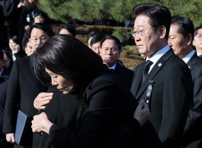 김정옥 여사 위로하는 김혜경 여사