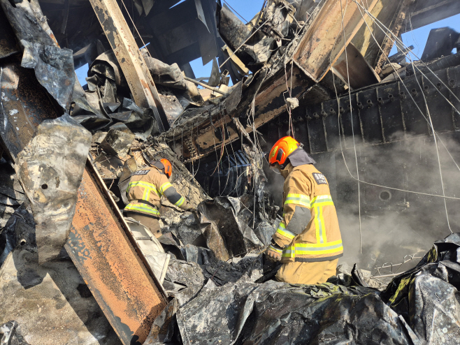 음성 생필품 제조 공장 화재 현장서 인명 검색<YONHAP NO-2069>