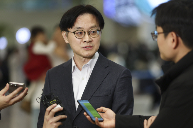 질문에 답하는 김정관 장관<YONHAP NO-2870>