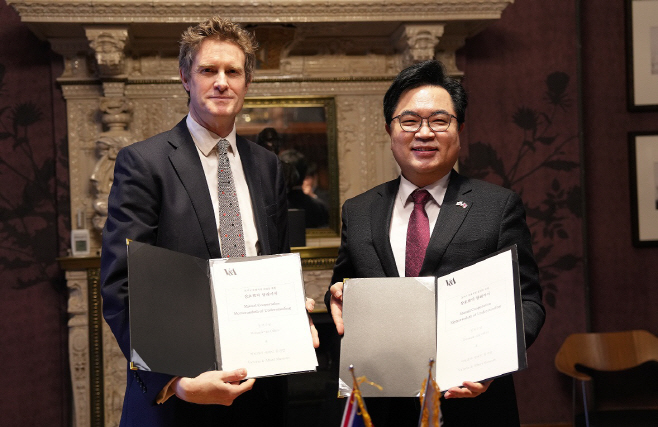 박일하 동작구청장과 V&A 박물관 트리스트램 헌트 관장이 16일(현지시간) 영국 런던 V&A 박물관에서 ‘동작구 문화시설 설립을 위한 상호협력 양해각서(MOU)’를 체결한_