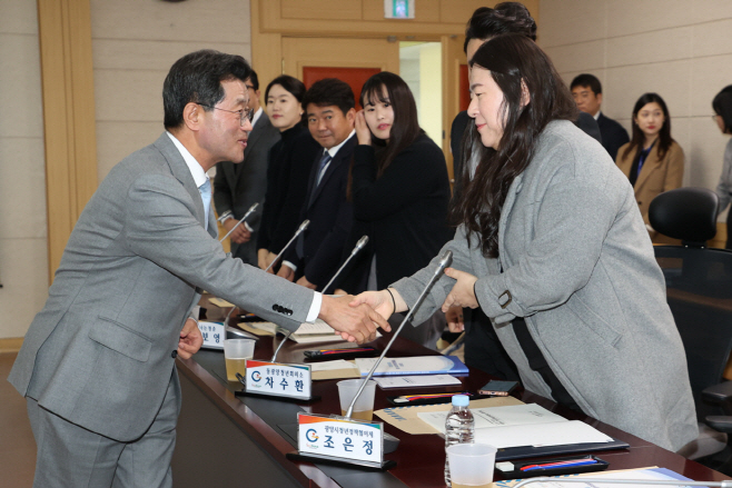 광양시 각종 위원회 청년위원 20 위촉 의무제 시행 청년 위촉 모습