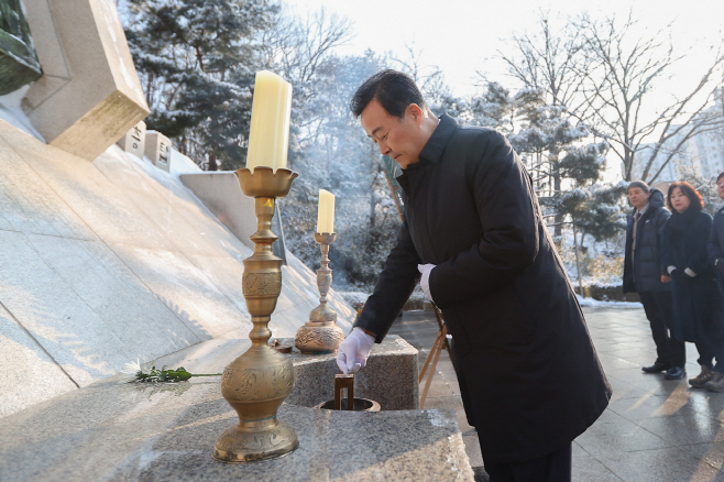 1.(사진)김성제 의왕시장 시정 복귀, 현창탑 신년 참배(1)