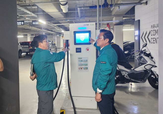 1. 김석필 천안시장 권한대행 부시장이 공동주택 지하주차장 전기차 충전시설을 점검하고 있다. (1)