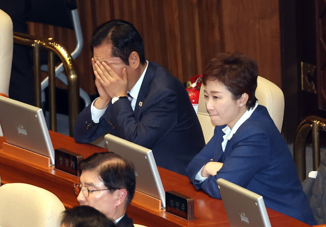 나란히 앉은 정청래-이언주<YONHAP NO-5585>