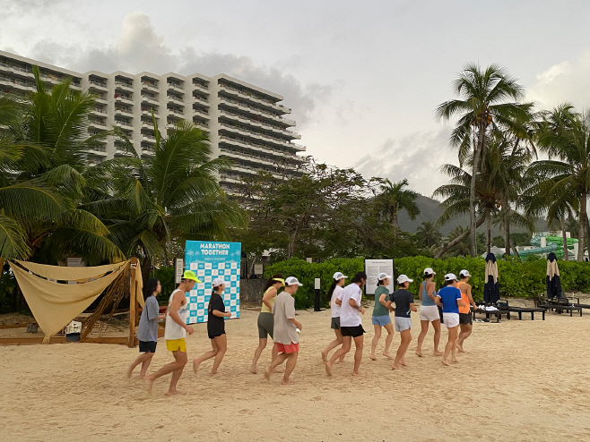 [이랜드파크] 켄싱턴호텔 사이판_투숙객들이 호텔 앞 바다에서 러닝을 즐기고 있다