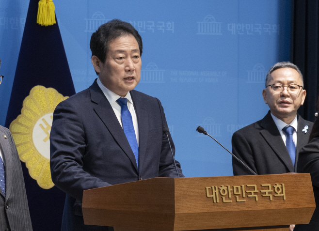 민주당 최고위원 보궐선거 후보 사퇴 회견하는 ...<YONHAP NO-2190>