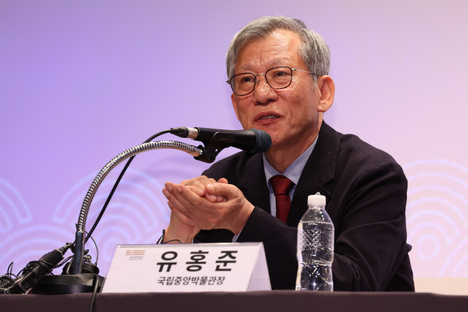 질문에 답하는 유홍준 국립중앙박물관장<YONHAP NO-2688>