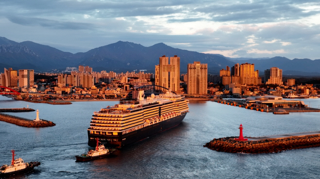 1. 속초항 입항하는 웨스테르담호 (1)