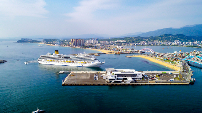 1. 속초항 입항하는 코스타세레나호 (1)