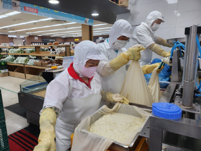 2 두부제조사진