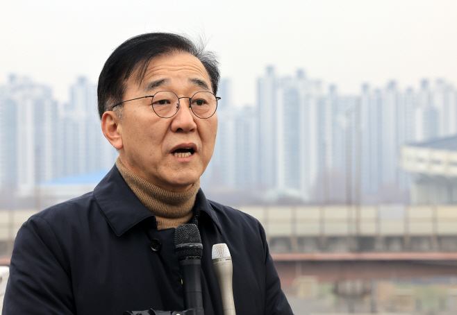 질문에 답하는 김윤덕 국토부 장관