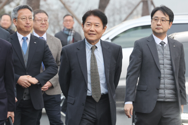 우희종 신임 회장 첫 출근<YONHAP NO-2004>