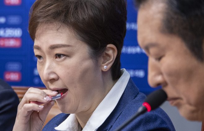 입술 바르며 발언 준비하는 이언주 최고위원<YONHAP NO-4322>