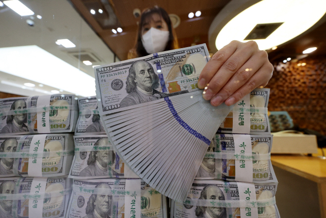 5월 외환보유액 4.3억달러 감소<YONHAP NO-2429>