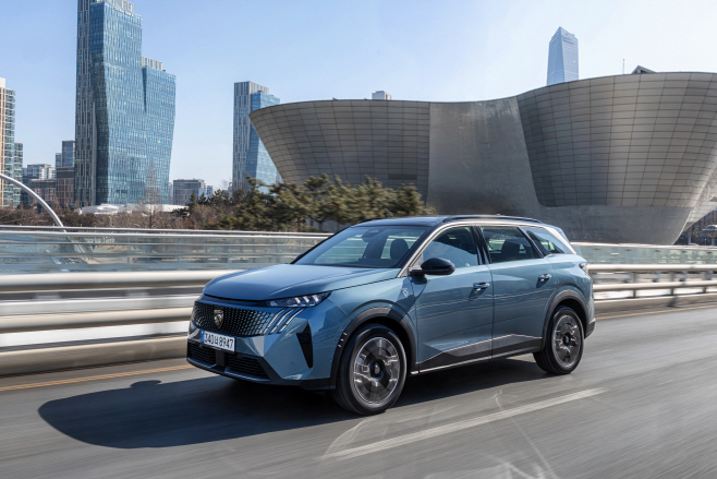 사진자료-올 뉴 5008 스마트 하이브리드_주행사진_2