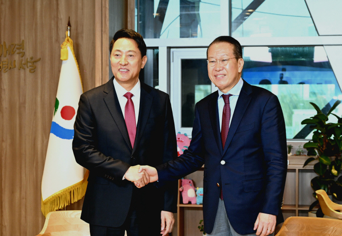 사진1. 오세훈 서울시장이 6일(금) 오전 서울시청 집무실에서 권영세 국회의원(오른쪽)과 악수하고 있다.