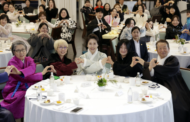 김혜경 여사, 한복인 신년회 참석자들과 기념촬영<YONHAP NO-4638>