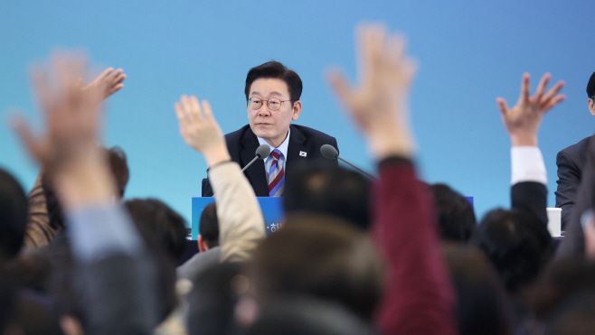 발언권 요청 받는 이재명 대통령<YONHAP NO-4506>