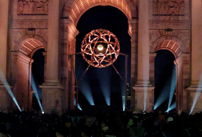 밝게 빛나는 '평화의 아치' 성화