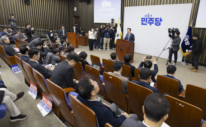 합당 관련 발언하는 정청래 대표<YONHAP NO-3441>