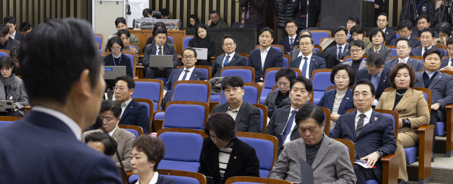 합당 관련 정청래 발언듣는 민주당 의원들<YONHAP NO-3446>