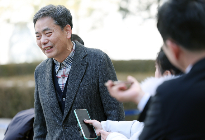 미소 보이는 곽상도 전 의원<YONHAP NO-4498>