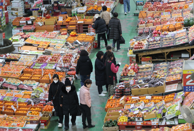 분주한 반여농산물도매시장<YONHAP NO-3701>